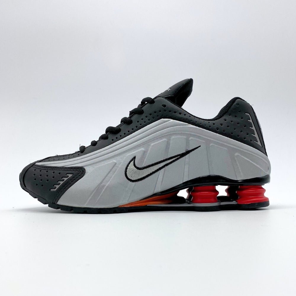 Tênis Nike Shox R4 - Preto, Prata e Vermelho