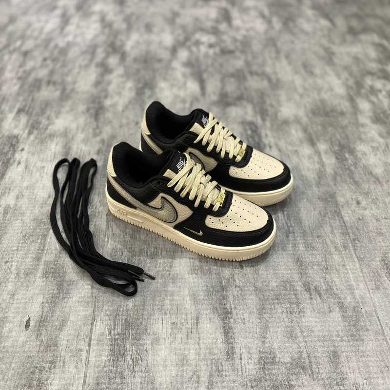 Tênis Nike Air Force 1 Preto e Creme