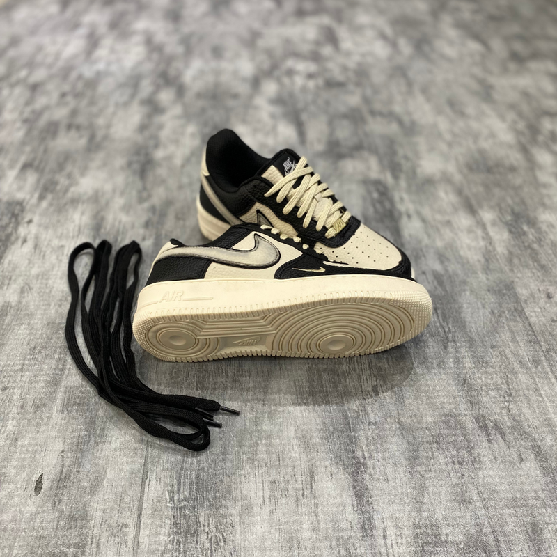 Tênis Nike Air Force 1 Preto e Creme