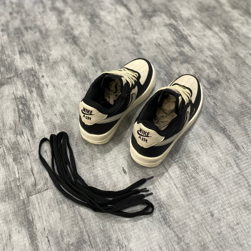 Tênis Nike Air Force 1 Preto e Creme