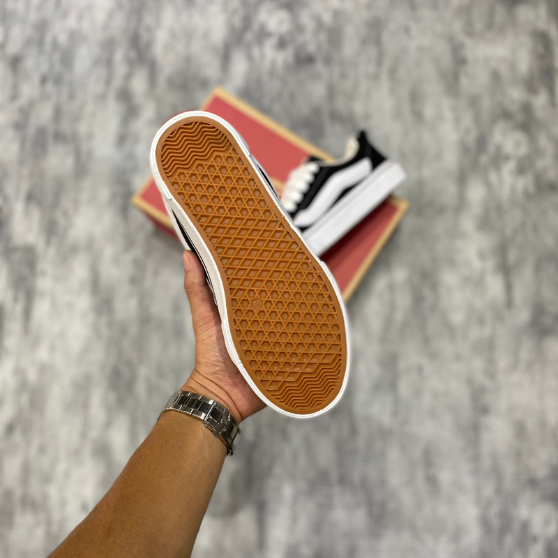 Tênis Vans Knu Skool  Preto e Branco